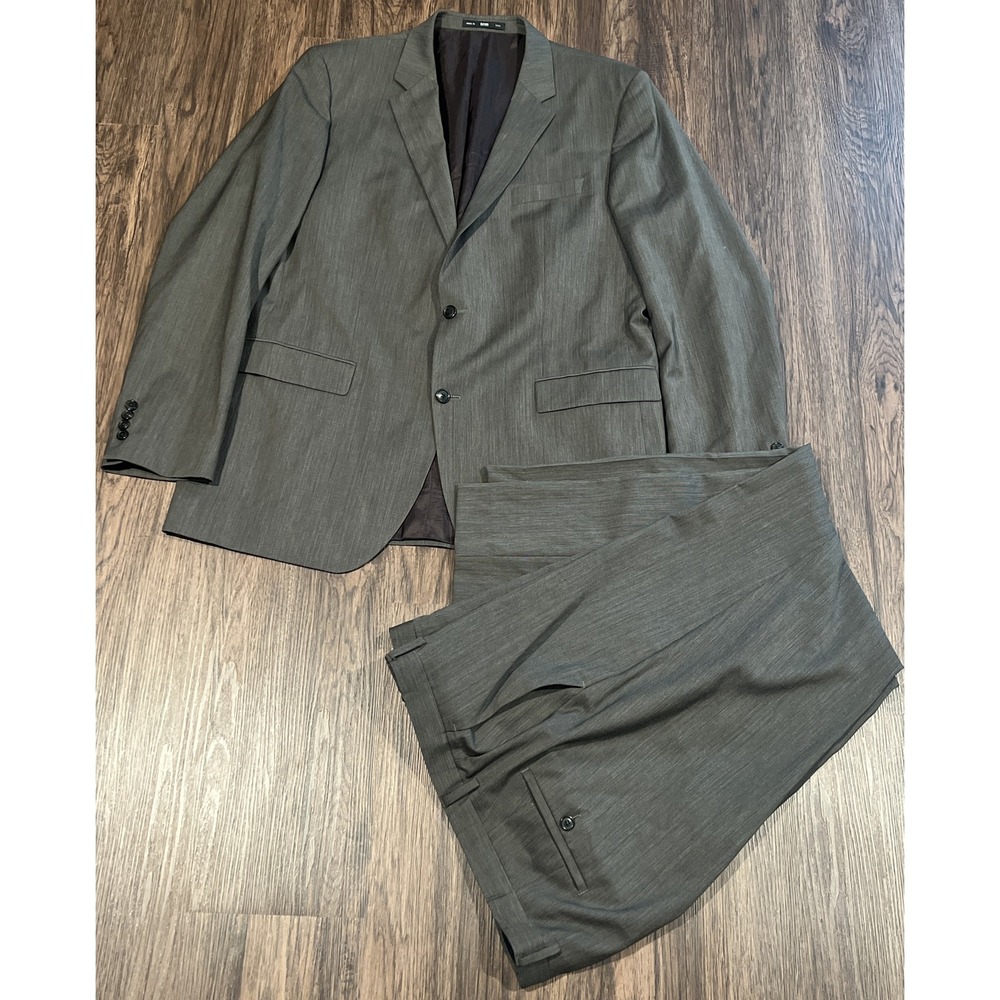 Hugo Boss 100% Virgin Wool Suit color brown gray Size 44L set retail $795